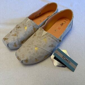 NWT TOMS Shoes with metallic bee pattern - sz 7.5